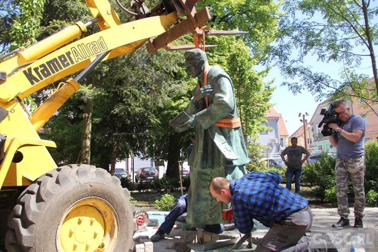 Pomnik ks. Kazimierza Michalskiego już stoi przy zielonogórskiej konkatedrze