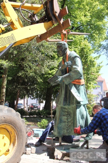 Pomnik ks. Kazimierza Michalskiego już stoi przy zielonogórskiej konkatedrze