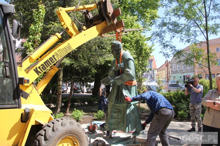 Pomnik ks. Kazimierza Michalskiego już stoi przy zielonogórskiej konkatedrze