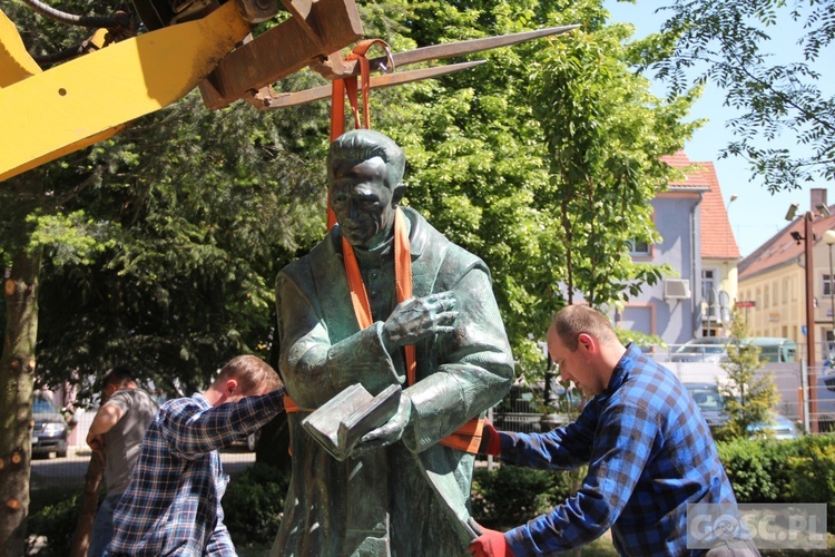 Pomnik ks. Kazimierza Michalskiego już stoi przy zielonogórskiej konkatedrze