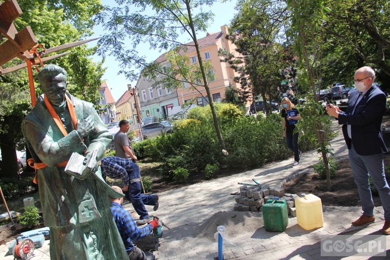 Pomnik ks. Kazimierza Michalskiego już stoi przy zielonogórskiej konkatedrze