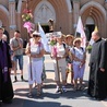 Ks. Krzysztof Bochniak (z lewej) zachęca do duchowego pielgrzymowania.
