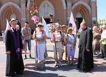 Ks. Krzysztof Bochniak (z lewej) zachęca do duchowego pielgrzymowania.