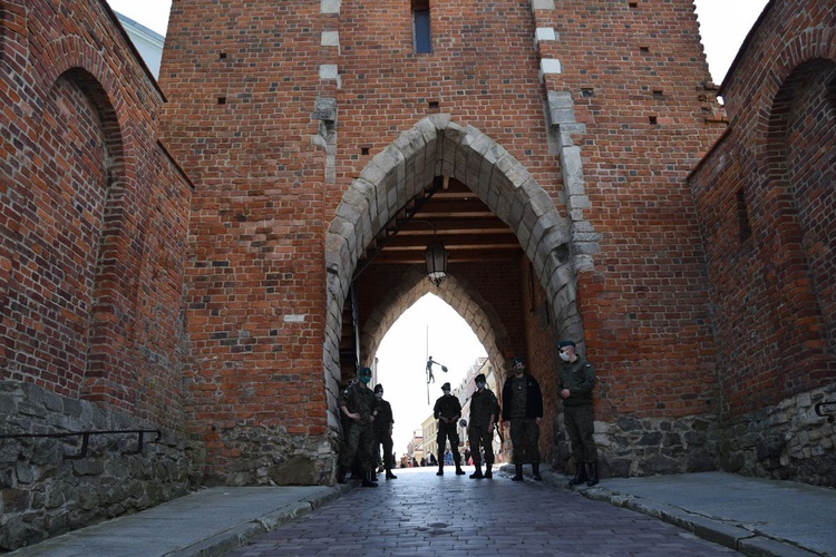 Podchorążowie WOT zwiedzali Sandomierz