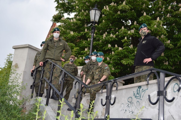 Podchorążowie WOT zwiedzali Sandomierz