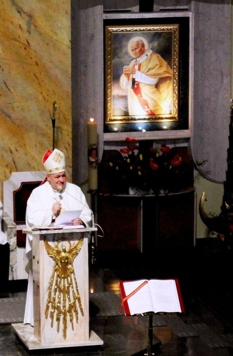 Kościół NSPJ przy bielskim dworcu. Bp Piotr Greger w czasie homilii.