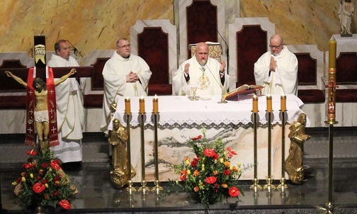W kościele NSPJ bp Piotr Greger przewodniczył Mszy św. dziękczynnej za wizytę Jana Pawła II w 1995 r. w Bielsku-Białej.