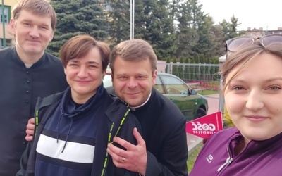 Dziennikarki "Gościa Łowickiego" i księża z rawskiej parafii pw. Jezusa Chrystusa Króla Wszechświata.