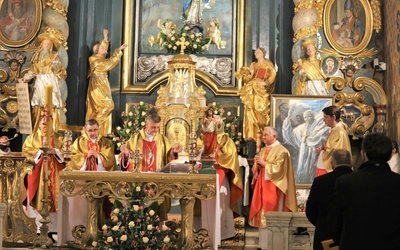 Rocznicowe obchody rozpoczęła dziękczynna Msza św. w żywieckiej konkatedrze, koncelebrowana pod przewodnictwem bp. Romana Pindla