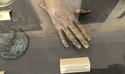 Wśród eksponatów jest m.in. odlew dłoni św. Jana Pawła II