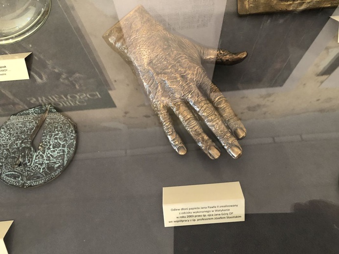 Wśród eksponatów jest m.in. odlew dłoni św. Jana Pawła II