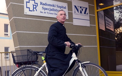 Ks. Mirosław Bandos, miłośnik wypraw rowerowych, od 23 lat jest kapelanem w Radomskim Szpitalu Specjalistycznym.