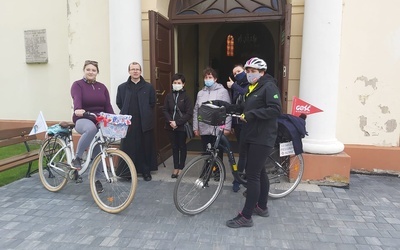 Przed kościołem w Kurzeszynie z proboszczem ks. Zbigniewem Przerwą i parafiankami.