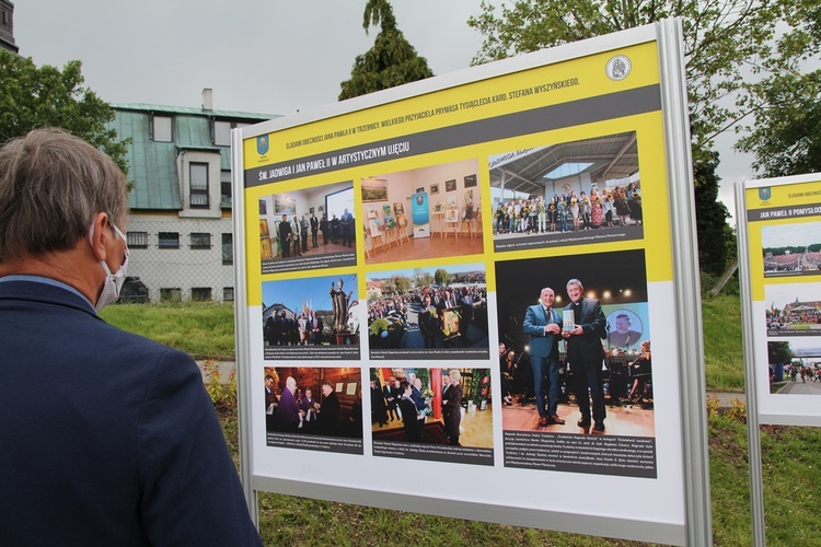 Jan Paweł II i kard. Stefan Wyszyński w Trzebnicy