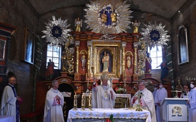 Bp Andrzej Jeż poświęca odnowiony kościół pw. św. Andrzeja.