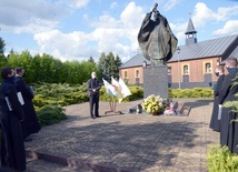 Złożenie podań poprzedziła modlitwa przy pomniku św. Jana Pawła II, którą poprowadził rektor ks. Jarosław Wojtkun.