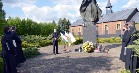 Złożenie podań poprzedziła modlitwa przy pomniku św. Jana Pawła II, którą poprowadził rektor ks. Jarosław Wojtkun.