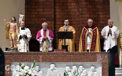 Ks. Daniel Kołodziejczyk jest seniorem (przewodniczącym) rocznika. Zdjęcie z jego Mszy św. prymicyjnej.