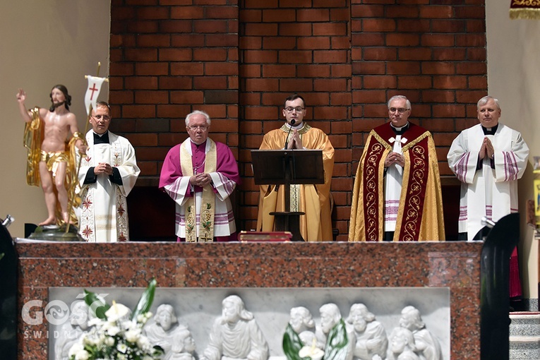 Ks. Daniel Kołodziejczyk jest seniorem (przewodniczącym) rocznika. Zdjęcie z jego Mszy św. prymicyjnej.