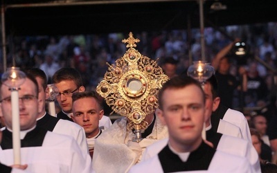 Procesja z Najświętszym Sakramentem i Jego adoracja jest jednym z najważniejszych elementów Koncertu Chwały