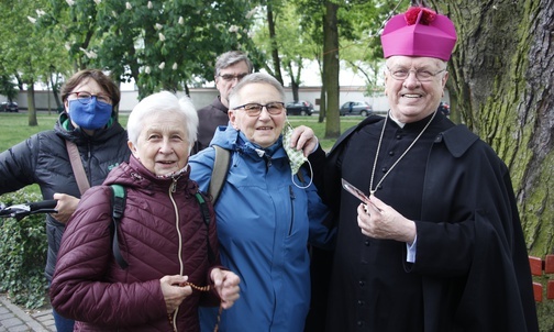 Pątników wychodzących z Łowicza żegnał bp Józef Zawitkowski.