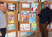 ▲	Z nagrodzonymi pracami (od lewej) ks. Sławomir Molendowski  i ks. Dariusz Frydrych.