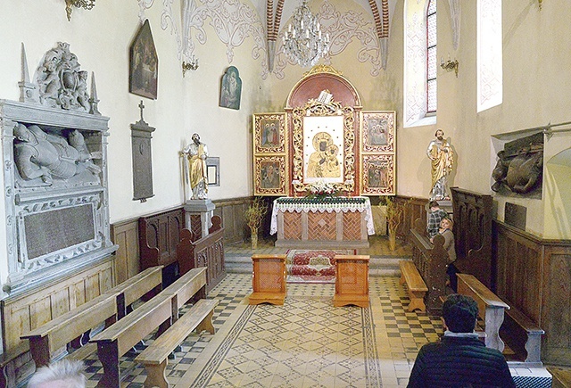 ▲	W centrum zabytkowego wnętrza jest obraz Matki Boskiej Częstochowskiej.