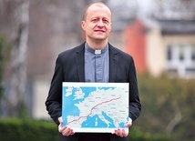Ks. Mazur z mapą podróży.
