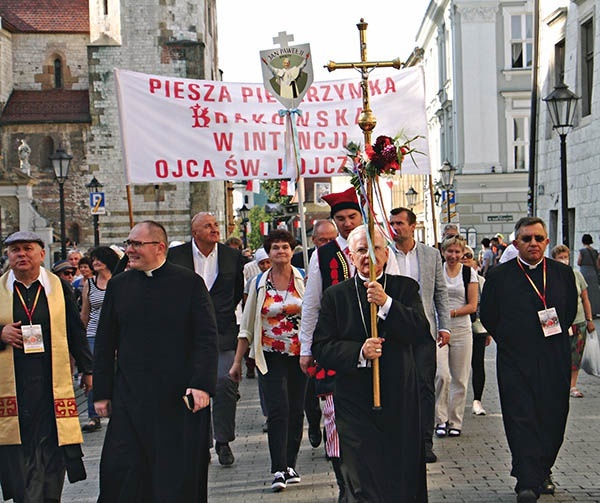 – Na pierwszym miejscu musimy postawić bezpieczeństwo – mówi ks. Przybocki (pierwszy z prawej).