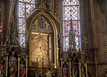 ▲	Kard. Karol Wojtyła był jednym z koronujących obraz Matki Bożej Gietrzwałdzkiej 10 września 1967 roku.