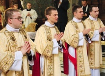 ▲	Święcenia otrzymali (od lewej): Marcin Siemiątkowski z parafii Gradzanowo, Kamil Mańkowski z parafii Rościszewo, Arkadiusz Ronowicz z parafii Ostrowite i Bartosz Krzyczkowski z parafii farnej w Rypinie.