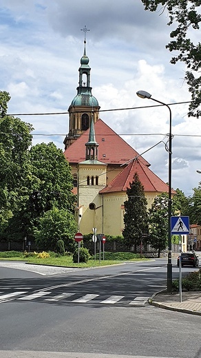 ▲	Kościół znajduje się pomiędzy główną drogą a rynkiem.  Taka lokalizacja z pewnością sprzyja otwartości na przybyszów.