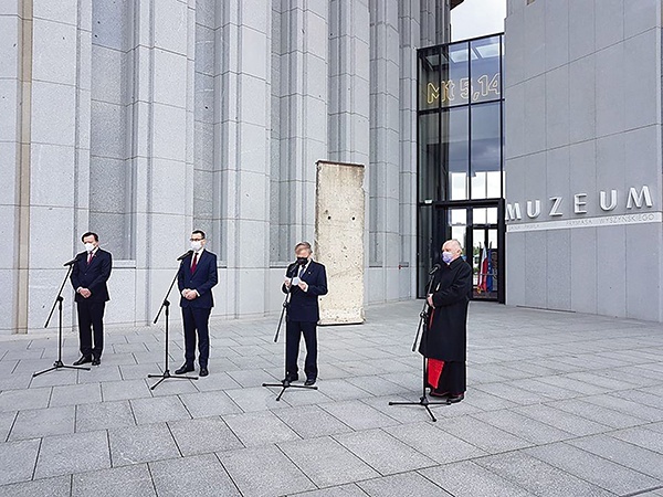 Przekazanie odbyło się na dziedzińcu Świątyni Opatrzności Bożej.