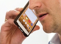 Mimo luzowania obostrzeń przy telefonie wciąż ktoś czeka.