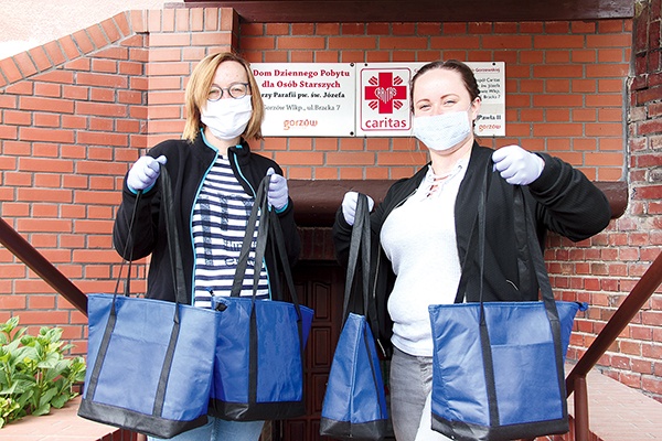 Marzenia Kruszakin i Anna Jakubowska gotowe  do wyruszenia w drogę.