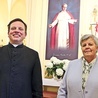 Bożena Rynkowska wraz z proboszczem ks. Ryszardem Sławiakiem chętnie opowiadają niezwykłą historię działania papieża Polaka w życiu parafii.