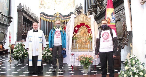 ▲	Dwaj kapłani rozpoczęli marsz od archikatedry w Oliwie.