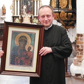 ▲	Ks. Krystian Kletkiewicz, proboszcz, prezentuje obraz, który nawiedzał domy wiernych.