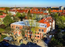 ▲	Nowy budynek jest w stanie surowym zamkniętym.