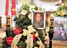 ▲	Trumnę na cmentarz odprowadził bp Piotr Greger.