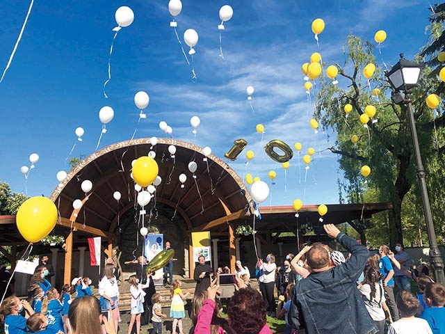 ▼	Myśli świętego powędrowały z Hałcnowa w świat.