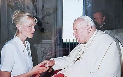 Wizyty wiernych w papieskiej letniej rezydencji należały do rzadkości. Małgorzata Dembińska-Staszak w trakcie indywidualnej audiencji w Castel Gandolfo, 13.08.2000 r. 