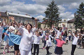 Pani Kinga (pierwsza z lewej) animowała w ubiegłym roku taniec dla polskiego świętego na brzeskim rynku.