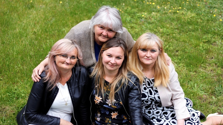 Jolanta, Marzena i Małgorzata z mamą Elżbietą.