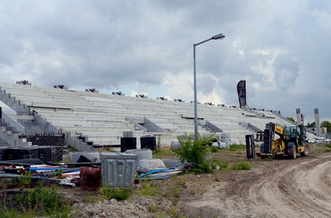 Trwa rozbiórka budowanej trybuny stadionu.