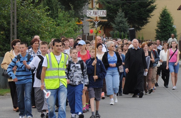 Pielgrzymi zmierzający na koronację obrazu w 2011 roku.