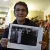 Pani Rozalia prezentuje zdjęcie z pamiętnego ślubu swojej siostry.