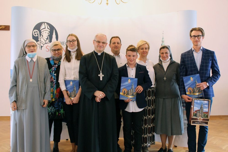 Pamiątkowe zdjęcie biskupa ze zwycięzcami konkursu.