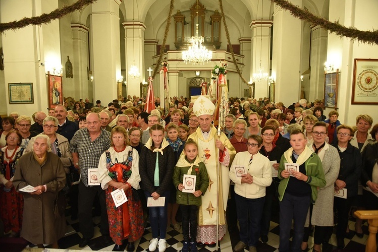 Biskup Salaterski z członkami arcybractwa w Piwnicznej-Zdroju w 2019 roku.