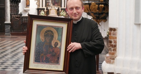Ks. Krystian Kletkiewicz, proboszcz parafii archikatedralnej, prezentuje obraz peregrynujący niegdyś po rodzinach.